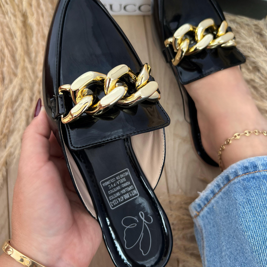 Flats tipo mule en charol con cadena dorada – Elegancia casual para dama