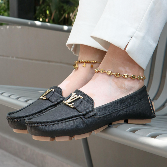 Mocasines en cuero sintético con herraje dorado – Estilo casual elegante para dama