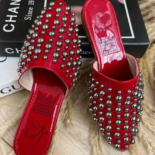 Flats en charol sintético con tachas metálicas – Estilo urbano sofisticado