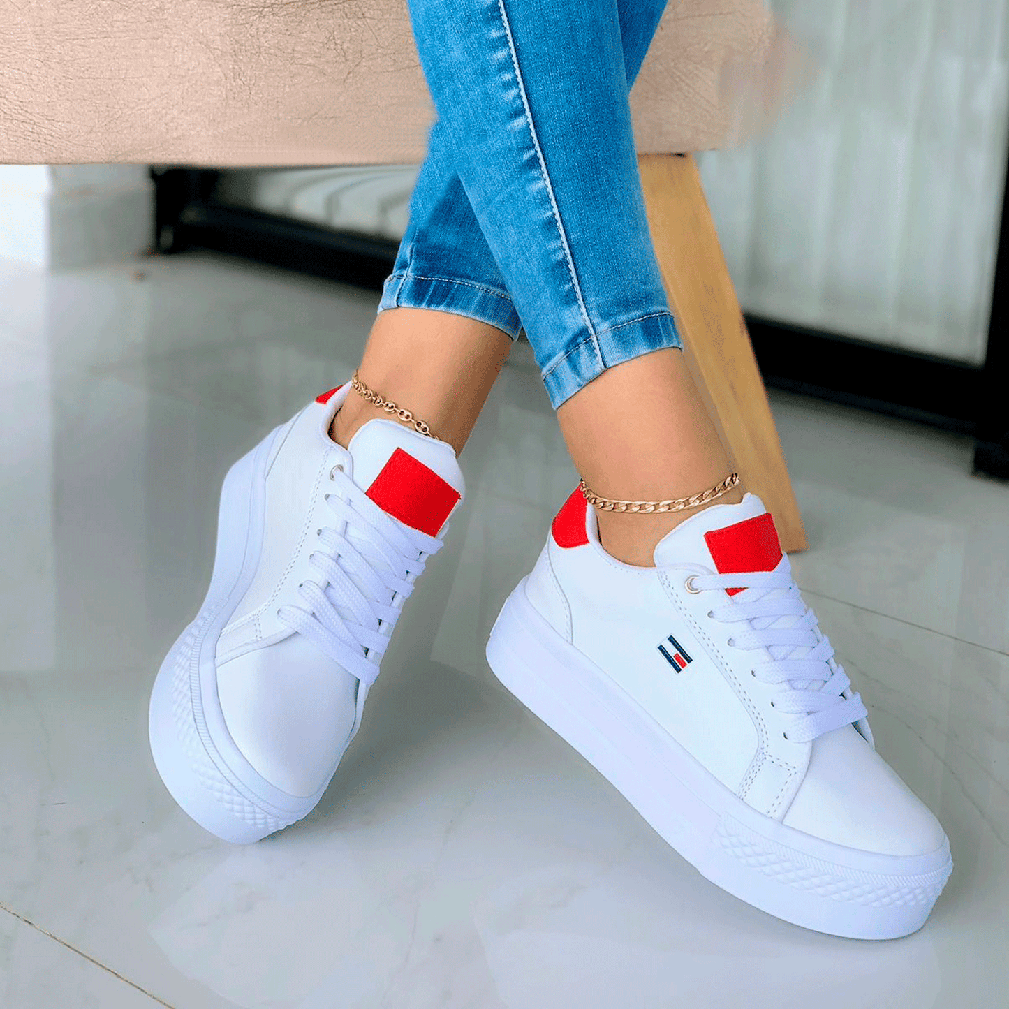 Tenis deportivos blancos minimalistas