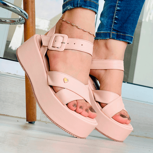 Sandalias de hule cruzadas de correas