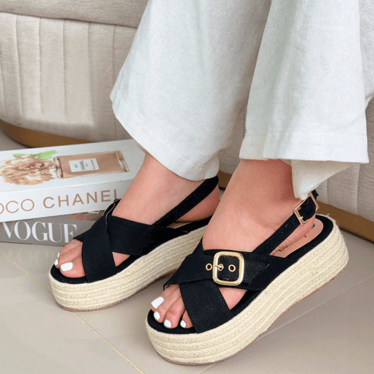 Sandalias de Plataforma con Hebilla Cruzada – Rústico Chic y Suela de Yute
