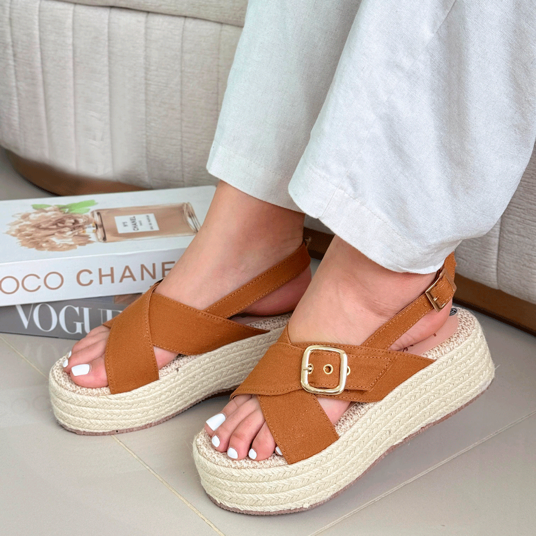 Sandalias de Plataforma con Hebilla Cruzada – Rústico Chic y Suela de Yute