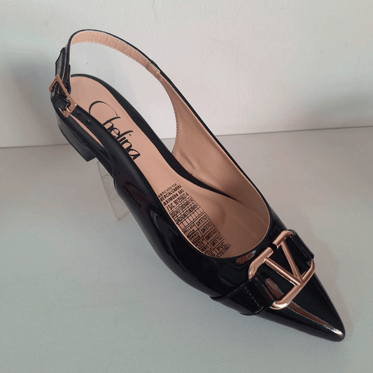 Ballerinas punta fina en charol con adorno metálico en V