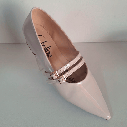 Mary Janes minimalistas de charol con tacón cuadrado medio