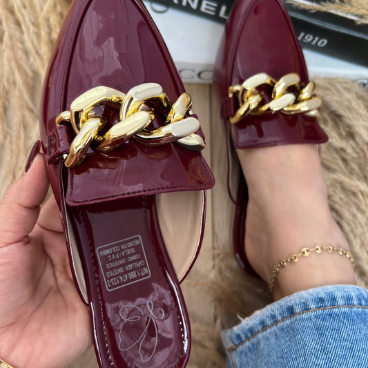 Flats tipo mule en charol con cadena dorada – Elegancia casual para dama