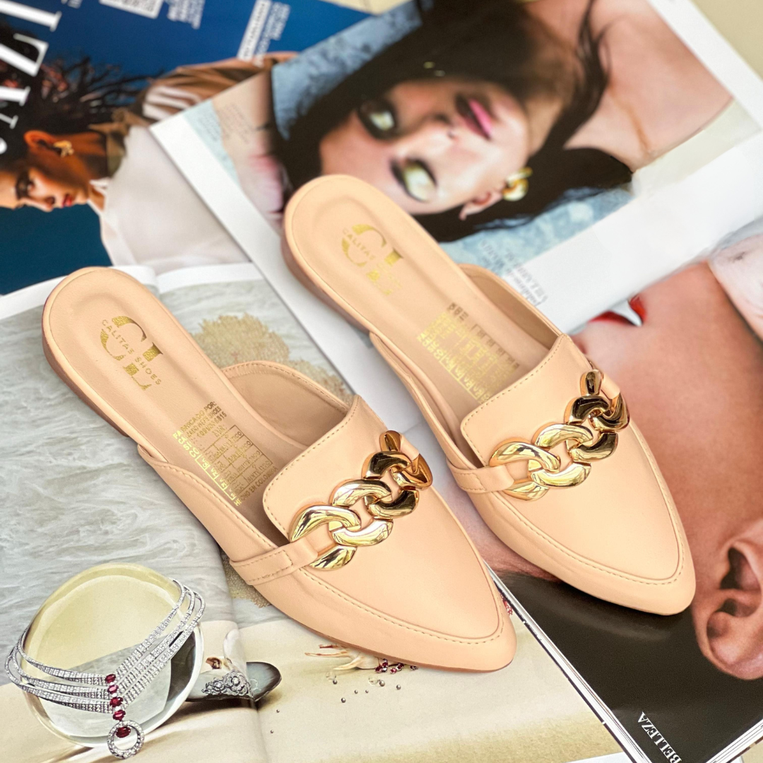 Mules Chelsea con cadena dorada – Elegancia urbana para dama