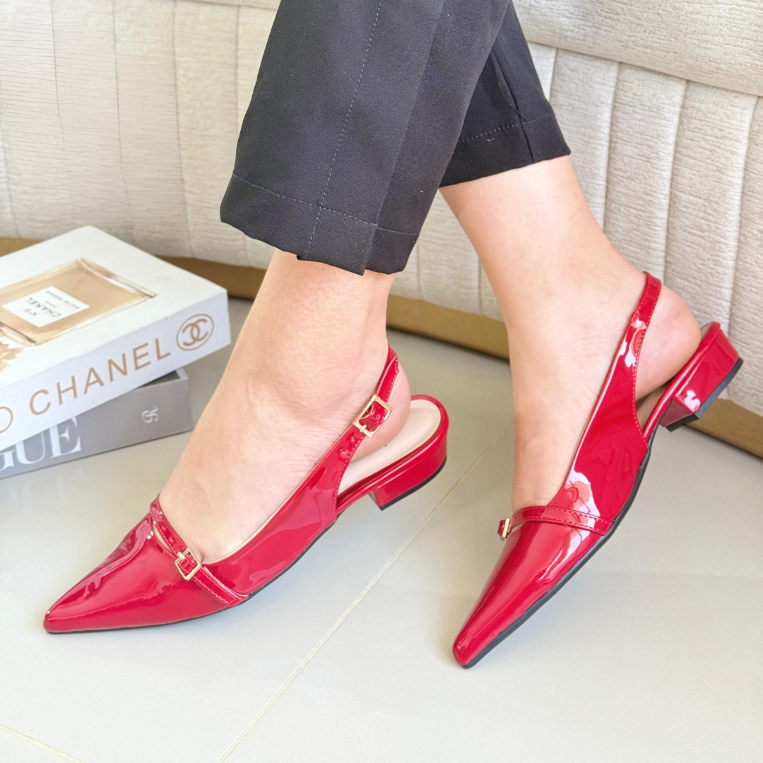 Flats de charol punta fina con correa – Elegancia casual para dama