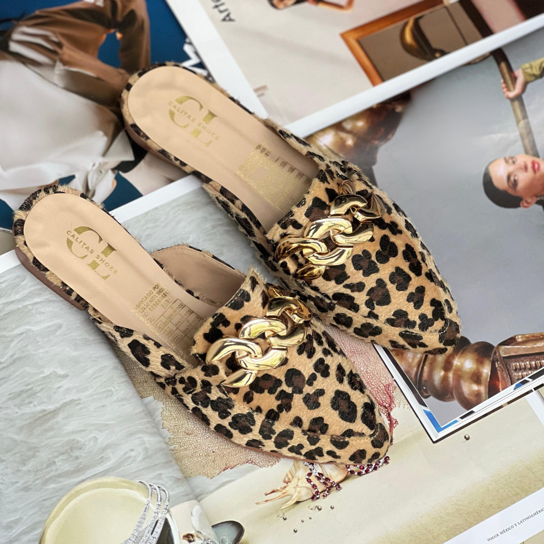Mules Chelsea con cadena dorada – Elegancia urbana para dama