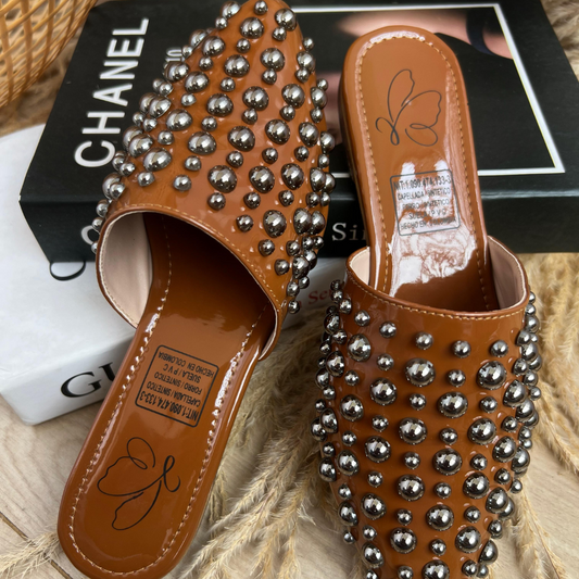 Flats en charol sintético con tachas metálicas – Estilo urbano sofisticado