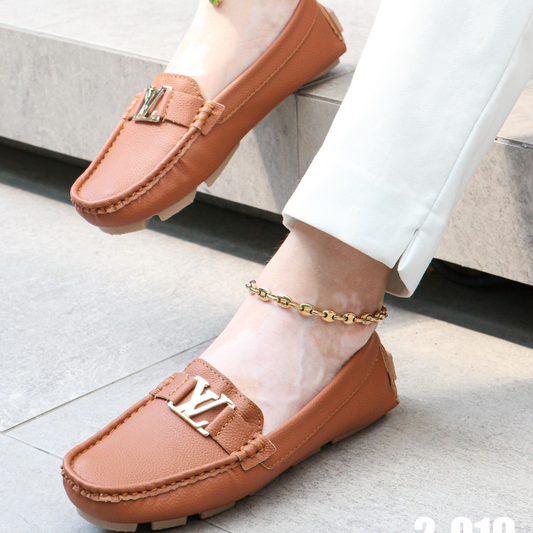 Mocasines en cuero sintético con herraje dorado – Estilo casual elegante para dama