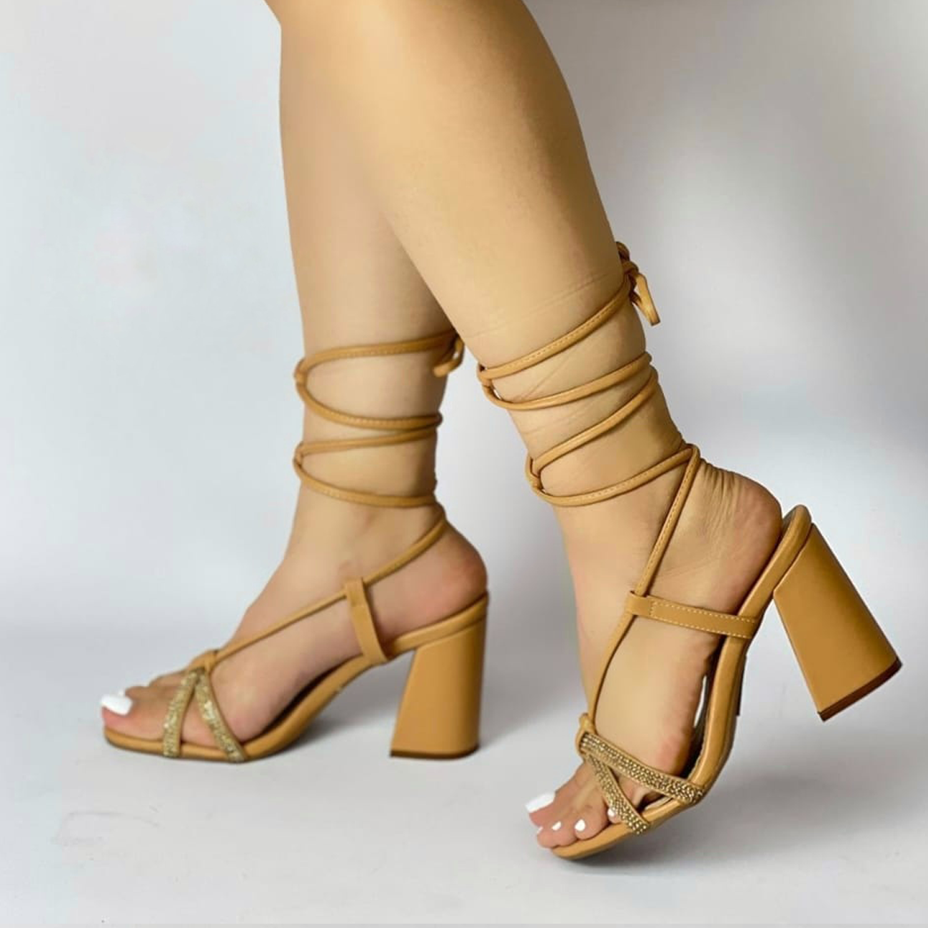 Sandalias romanas brillantes de tiras tacón alto