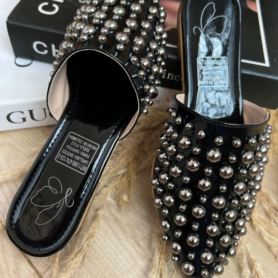 Flats en charol sintético con tachas metálicas – Estilo urbano sofisticado
