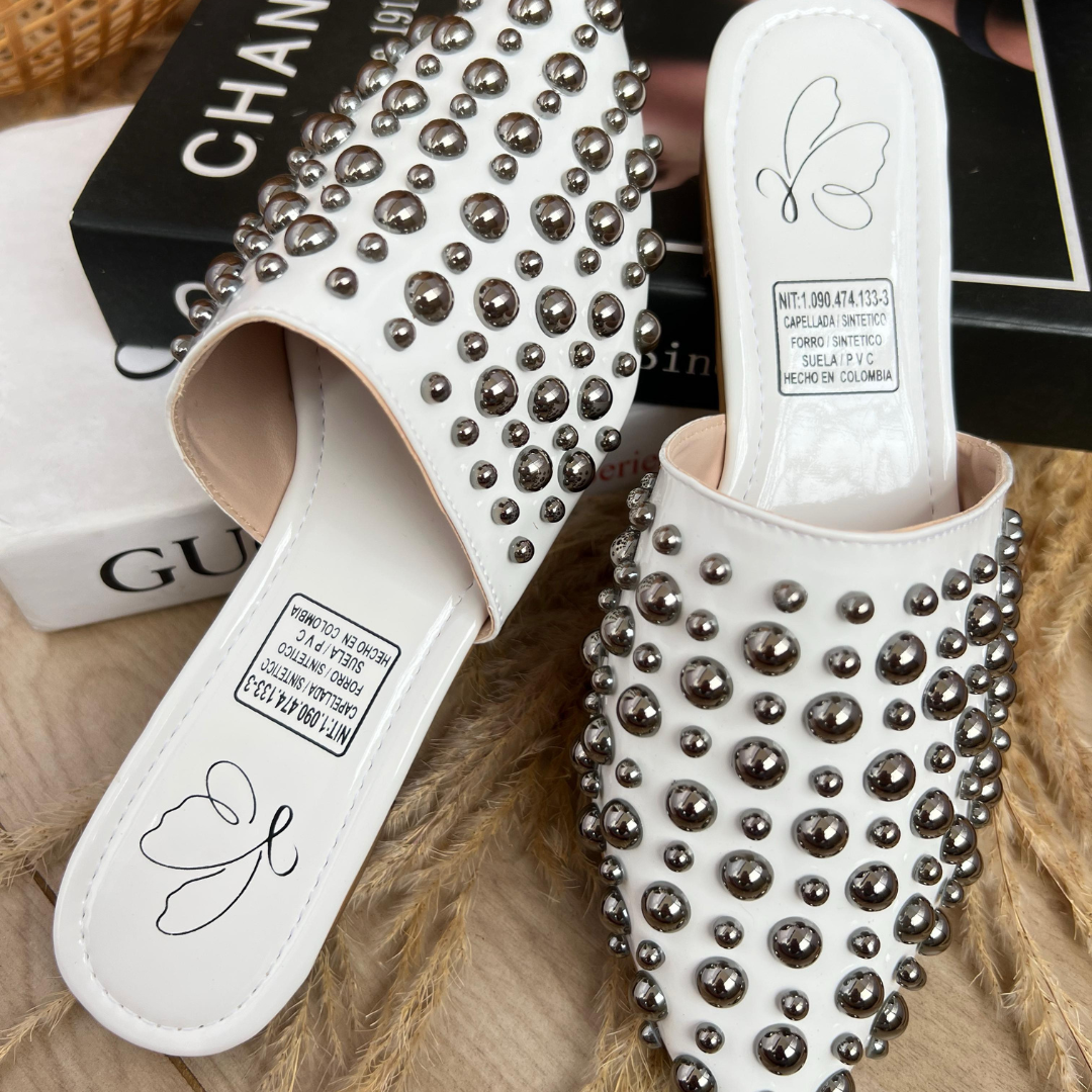Flats en charol sintético con tachas metálicas – Estilo urbano sofisticado