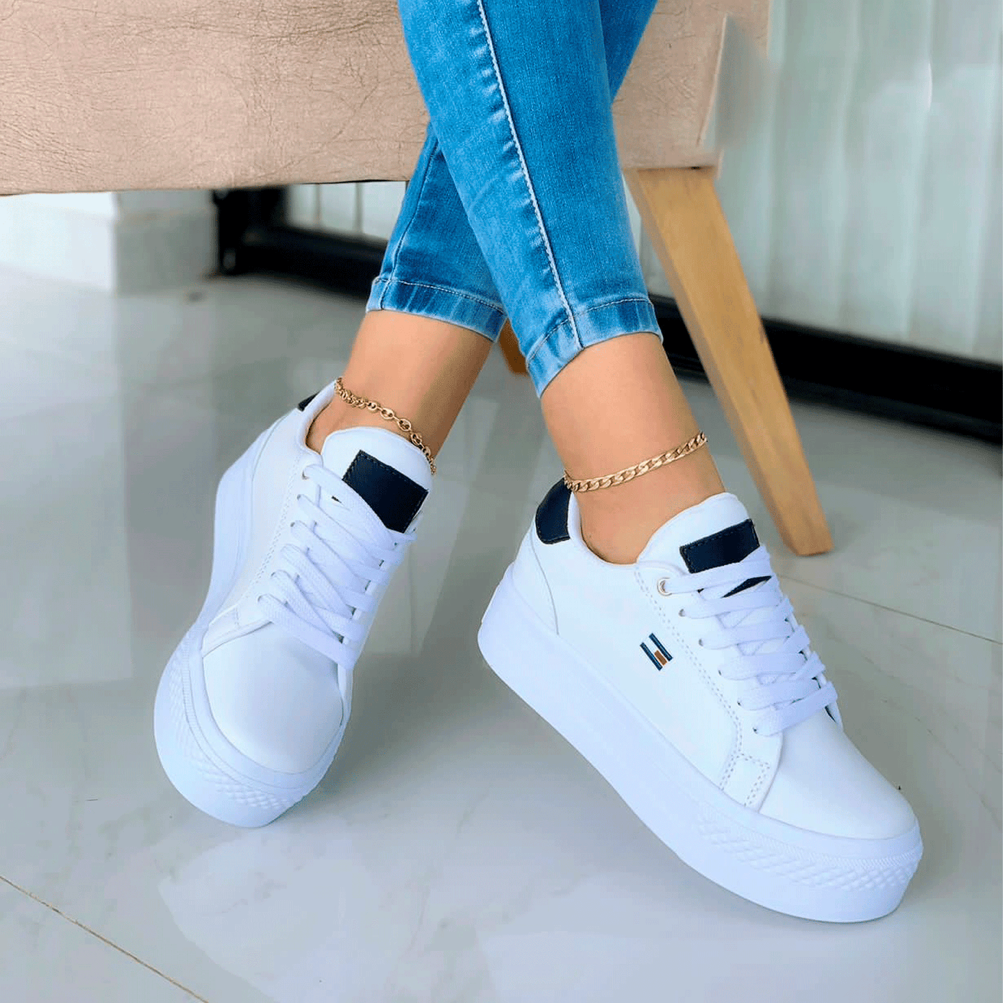 Tenis deportivos blancos minimalistas
