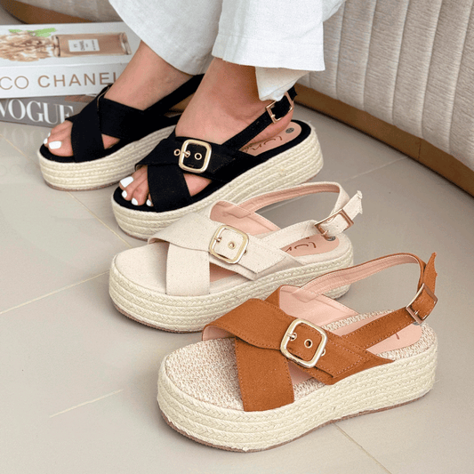 Sandalias de Plataforma con Hebilla Cruzada – Rústico Chic y Suela de Yute
