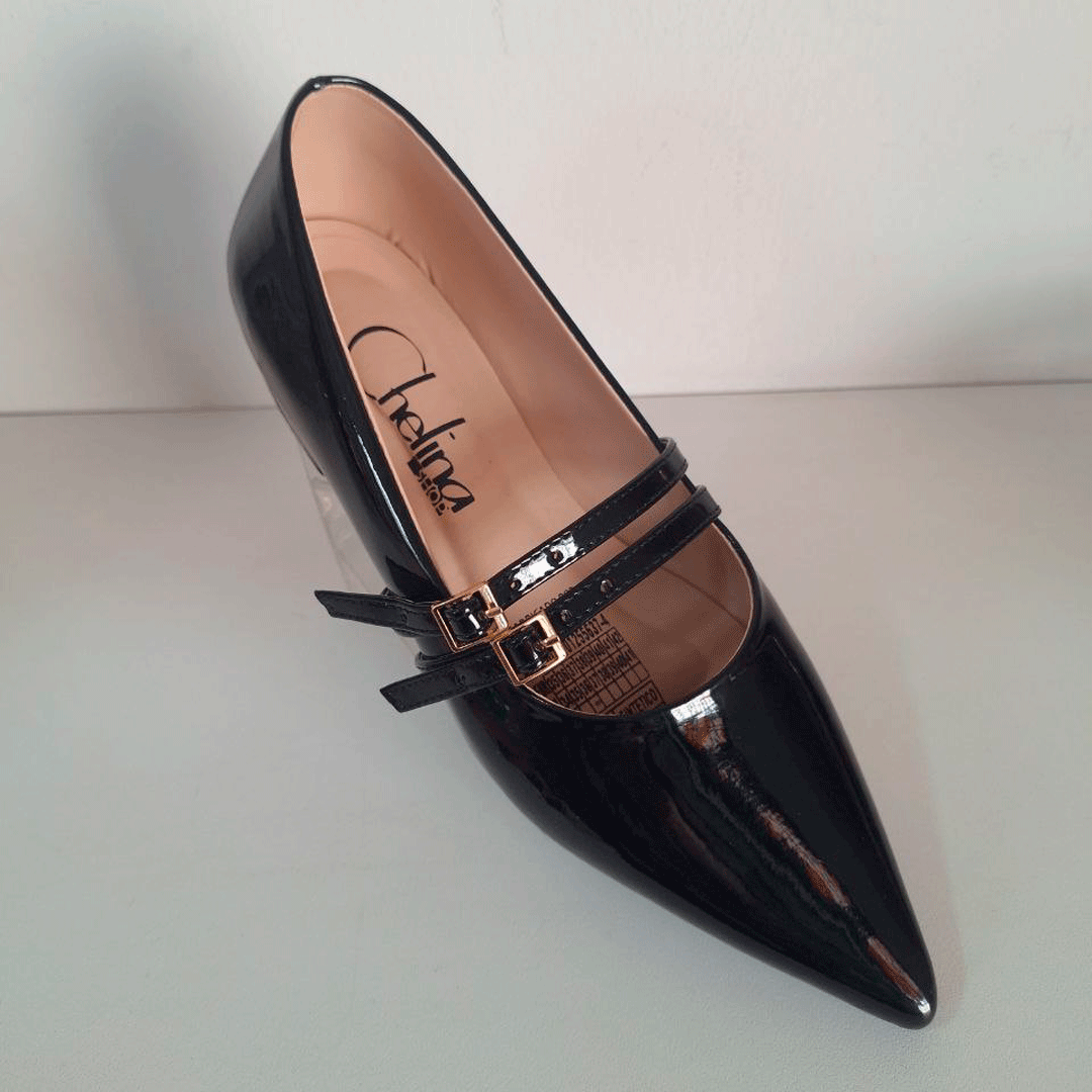 Mary Janes minimalistas de charol con tacón cuadrado medio