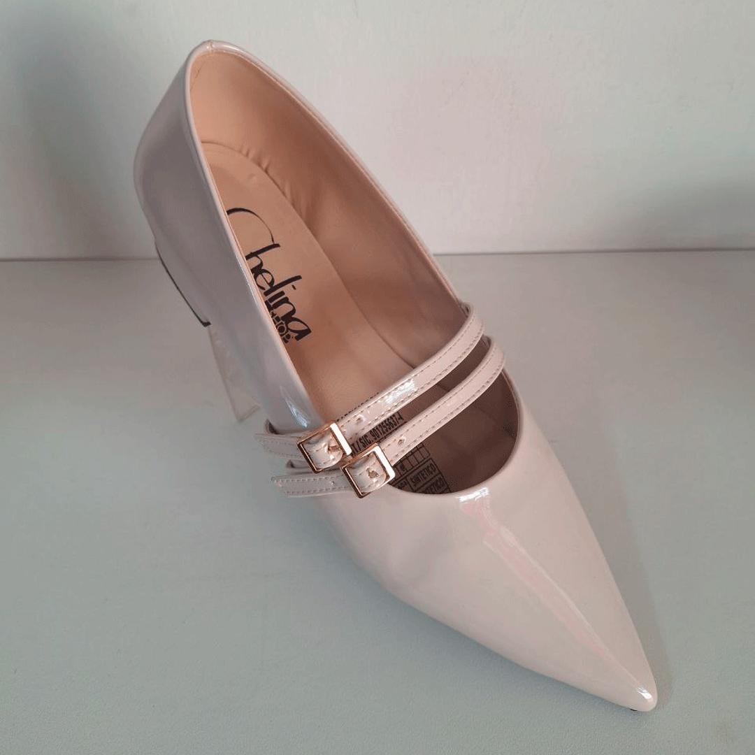 Mary Janes minimalistas de charol con tacón cuadrado medio